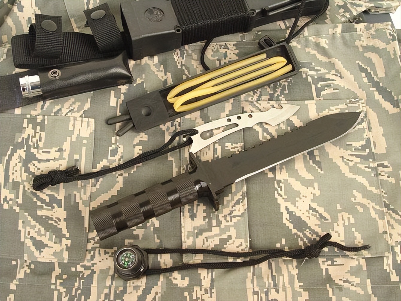 特种兵野外生存必备的武器,特种兵野外生存必备战术刀