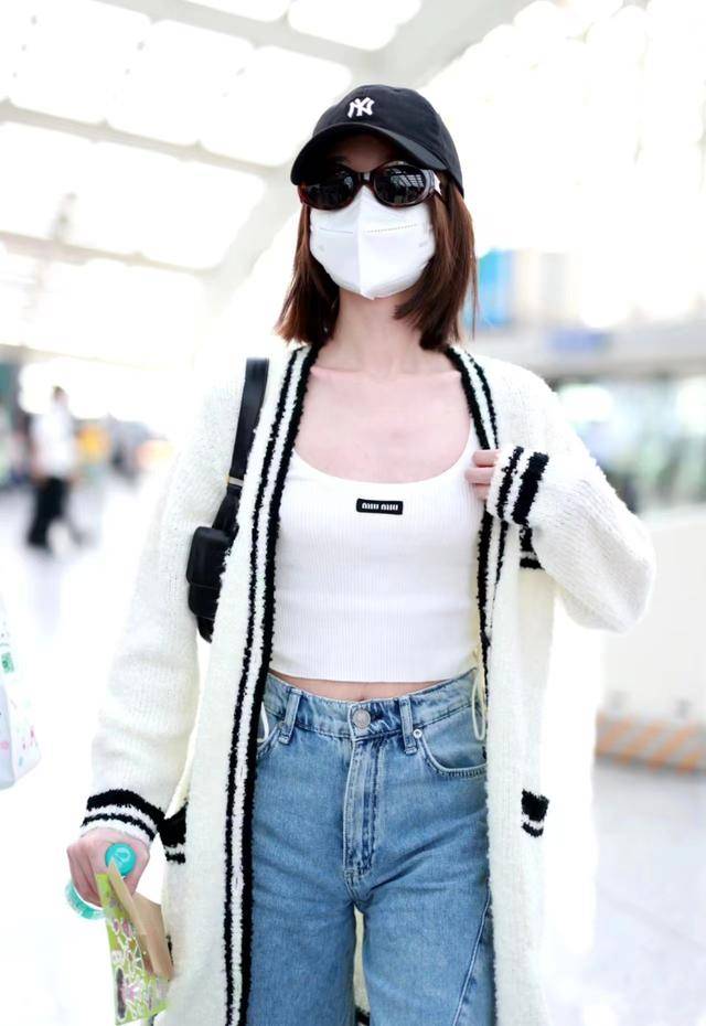 白色小背心搭配浅色牛仔裤，端庄秀丽，尽显温婉贤淑的时尚范