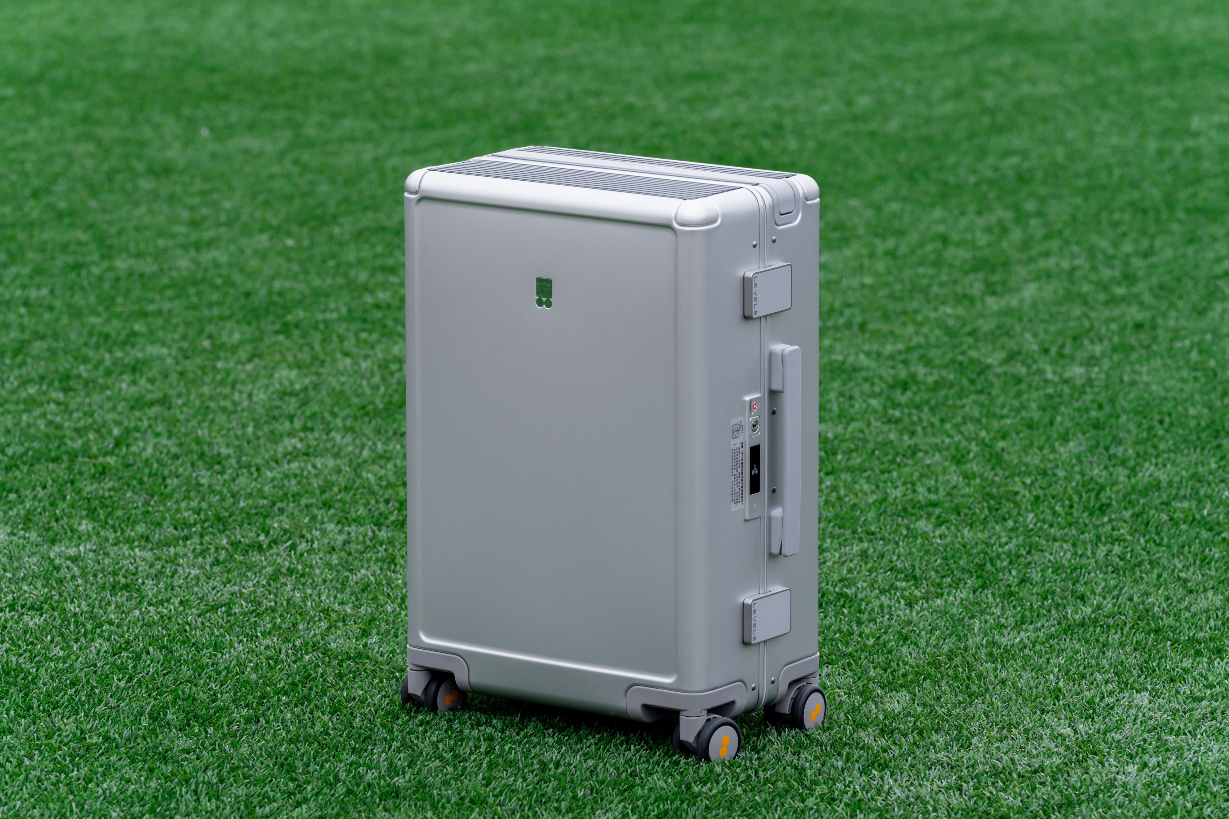 手机NFC解锁+移动办公平台：售价5K的地平线8号领航者登机箱测评