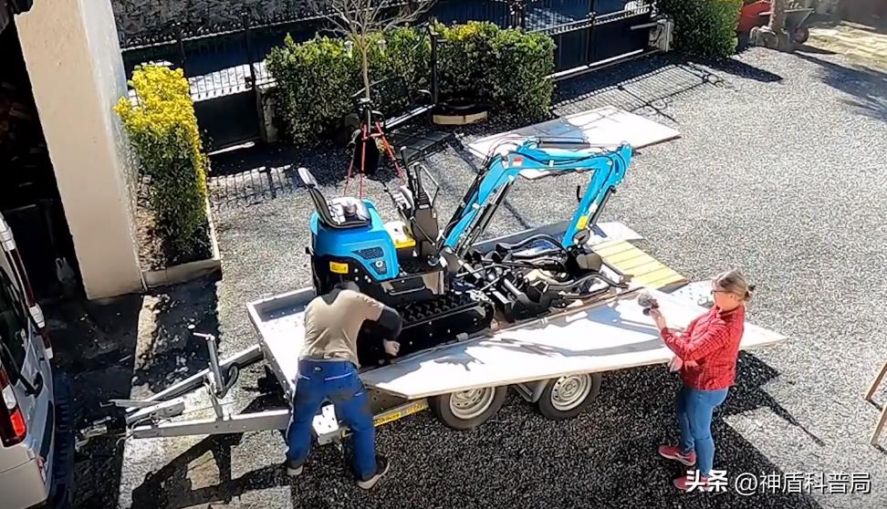 法国大爷网购中国迷你挖掘机,美国大爷买挖掘机