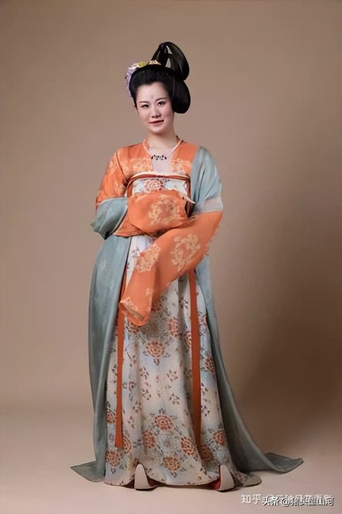 海口穿日本军服女孩和街头狗链爬行男子，低俗无知且无聊弱智