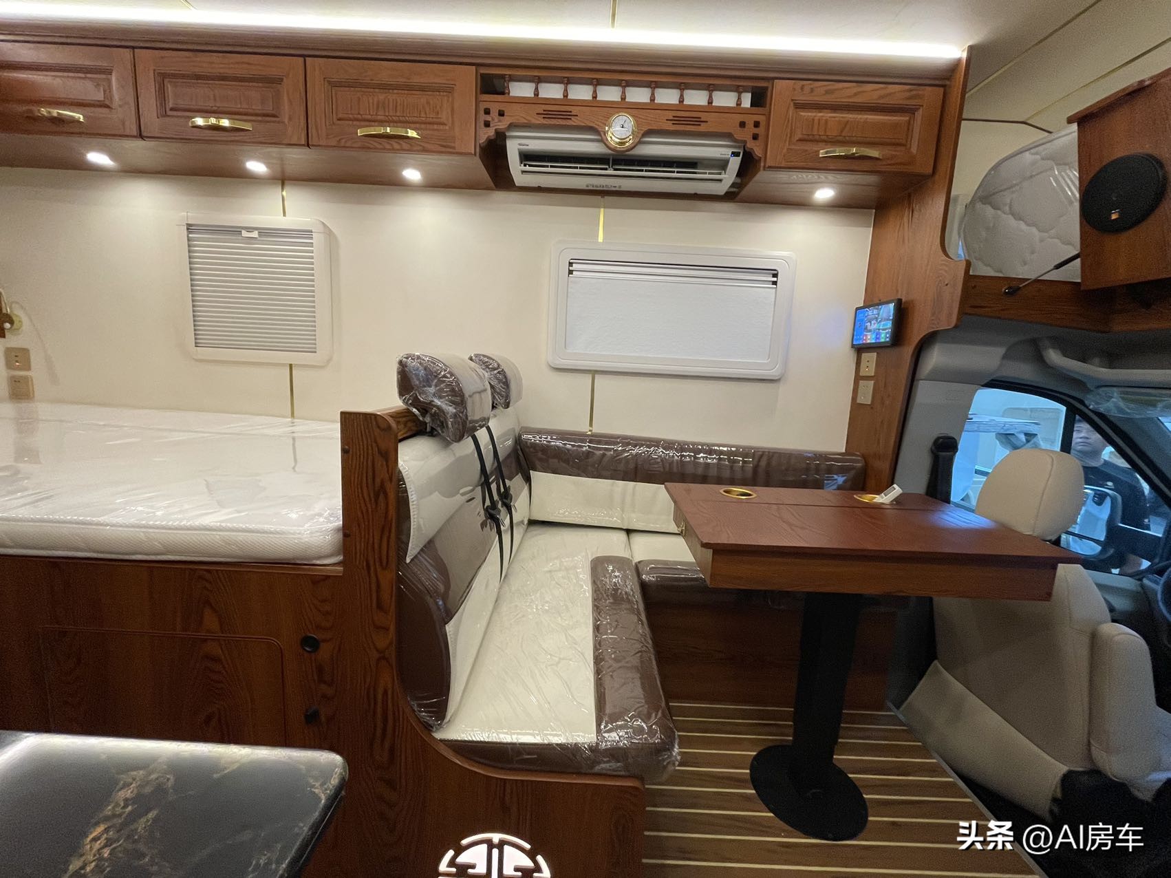 退休后逐梦旅行开啥车？夕阳红2号，精装修2室一厅，真适合老年人