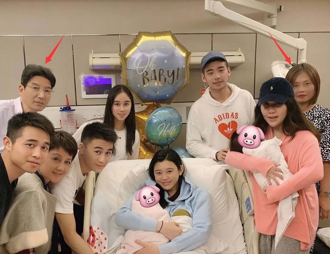 奚梦瑶与何猷君出席家族活动,奚梦瑶晒出一家四口握手照