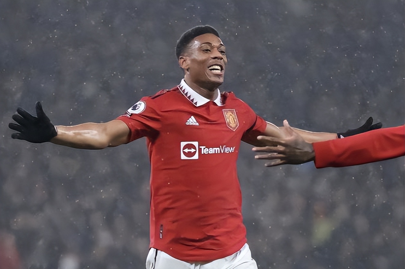 连续4场替补!曼联30岁中锋失宠,今夏恐被扫地出门,新东家浮现