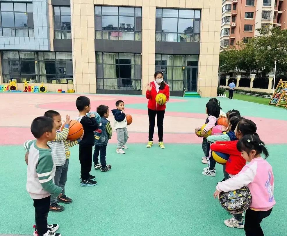 “篮”色梦想“球”悦童心—李沧区苍山路幼儿园中二班级特色活动