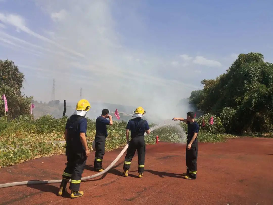 四川山火救援灭火,四川消防24小时把守防止山火复燃