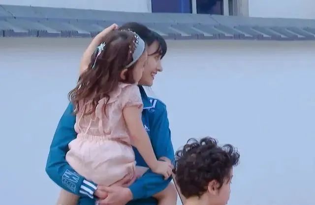 郑爽被曝剪手指、烟头烫孩子，这回彻底疯了？