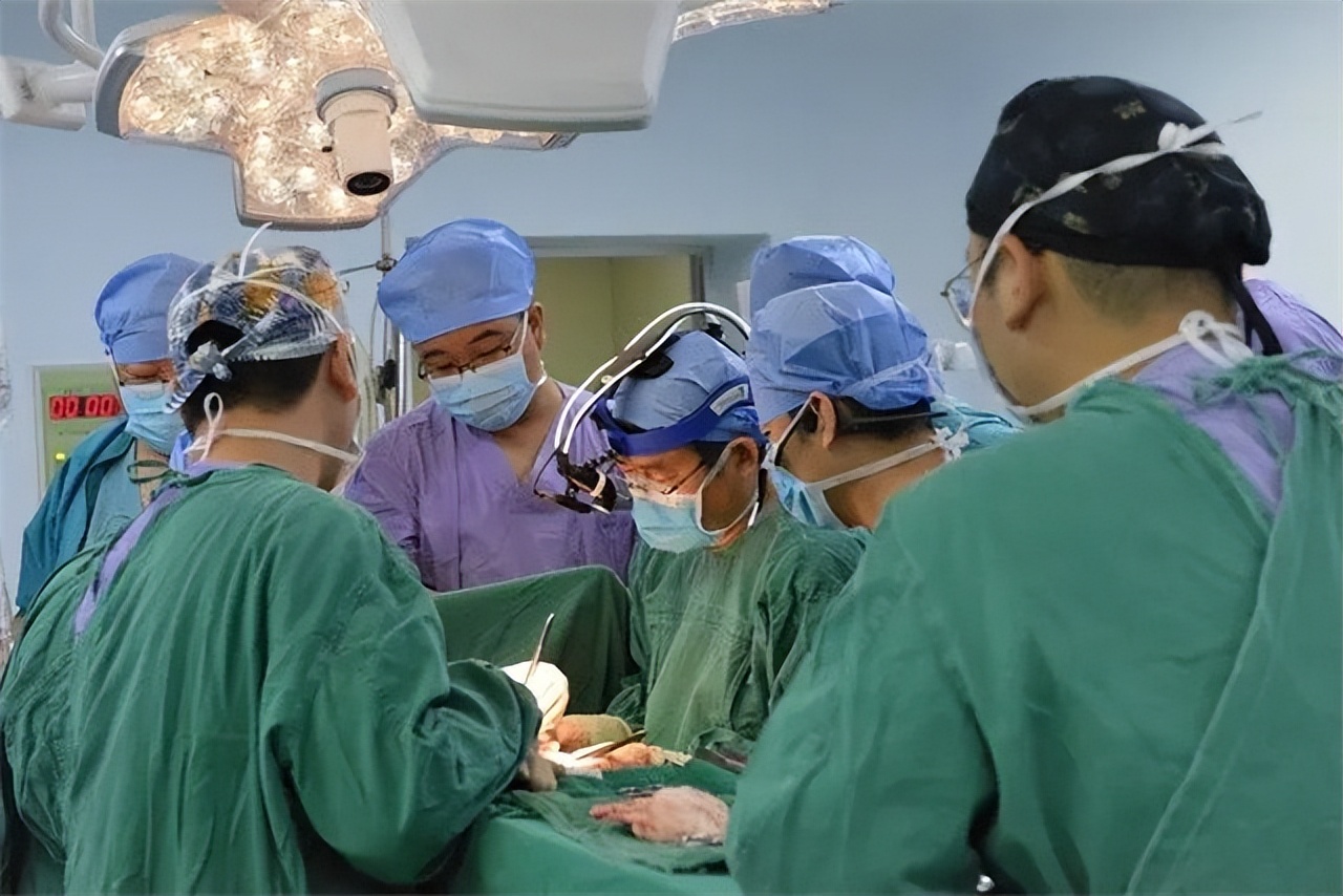 男子意外烧伤用蛆来治疗后续,小伙双腿被烧伤医生用蛆治疗