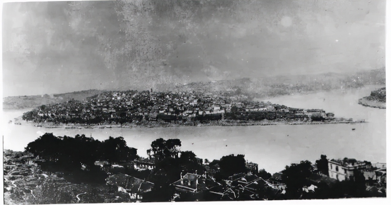 *共中**特工被关押14年，越狱逃几千里回家，妻子不认识问：你是谁？