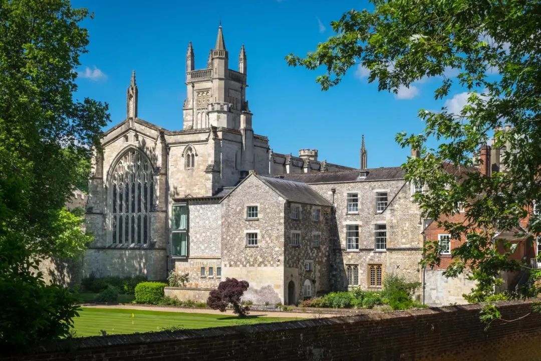 秋日漫步：英国私校美景巡礼，孩子们喜欢哪一所？