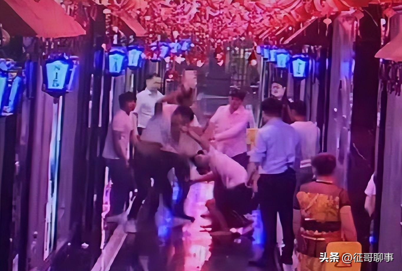 民警强迫男子和解后，刚出警局就被绑走殴打，这只是玩忽职守吗？