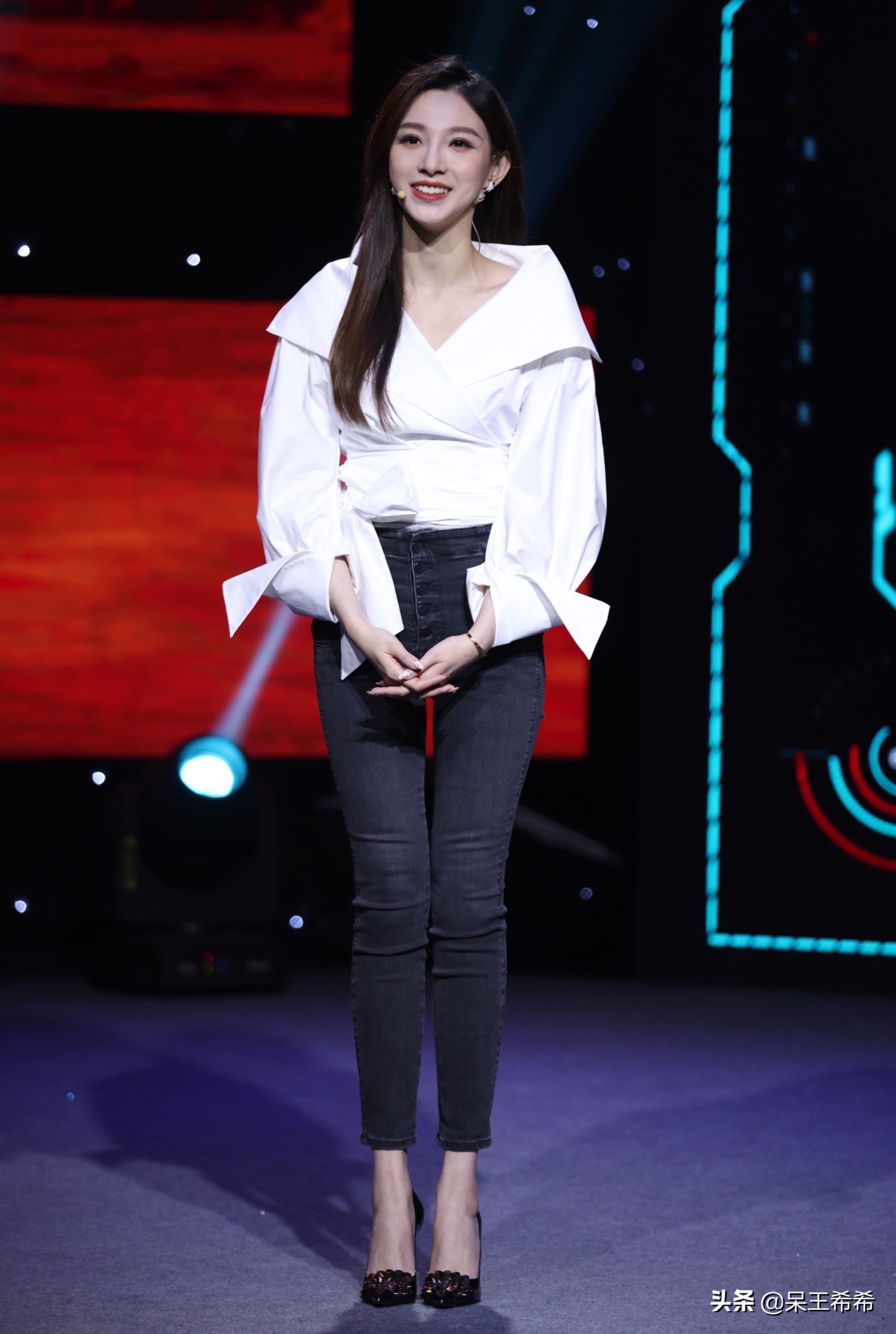 央视春晚主持人鲁豫简介,央视春晚开场任鲁豫