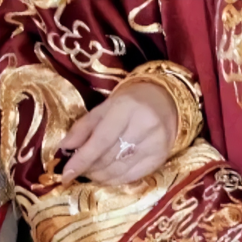 何超莲婚礼礼服珠宝,何超莲收藏的珠宝