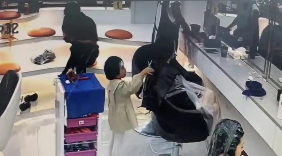 教育小朋友别用手摸门,如何教育孩子不摸电