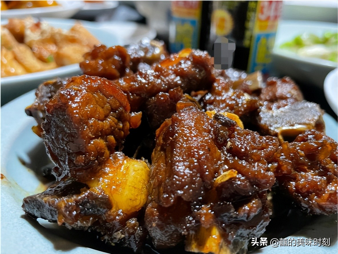 浙江大哥请客吃饭，点了12个菜却被朋友吐槽不已，网友：不识货