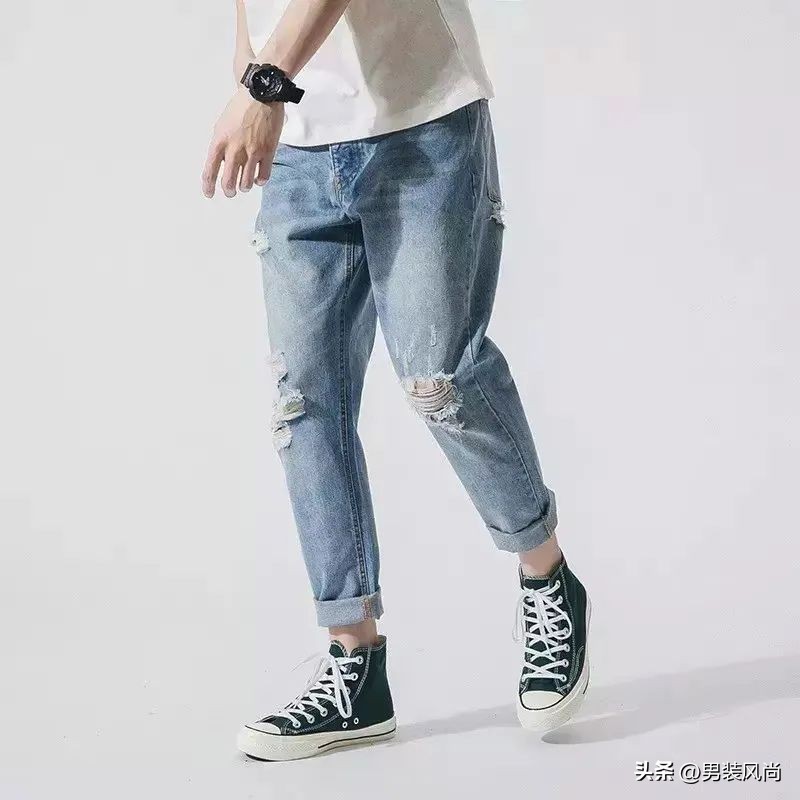 男士黑色t恤搭配什么颜色牛仔裤,男士白色t恤配什么颜色牛仔裤