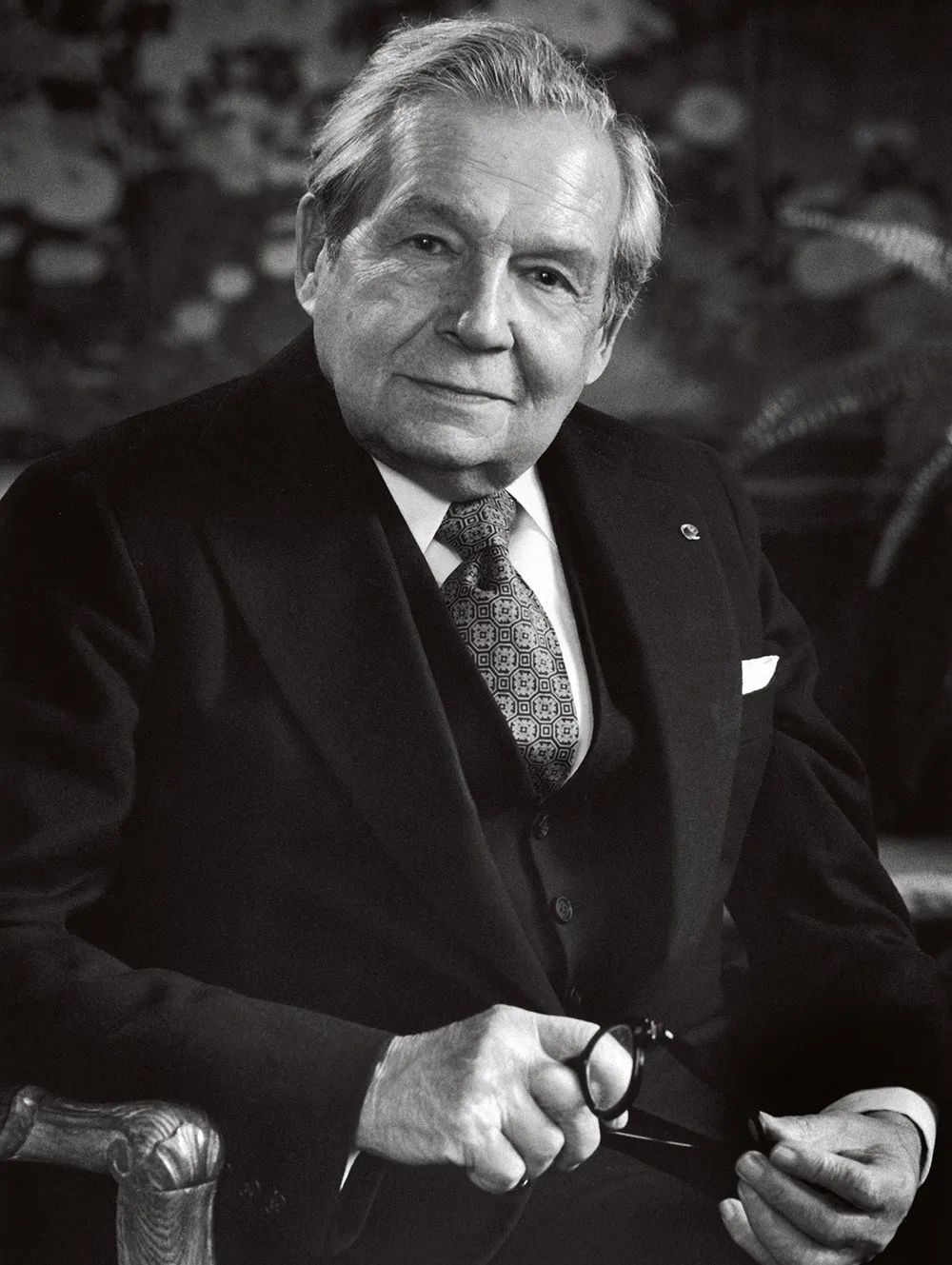 裸死街头，尸骨不全，戴过这颗3亿美金钻石的人最后有多惨