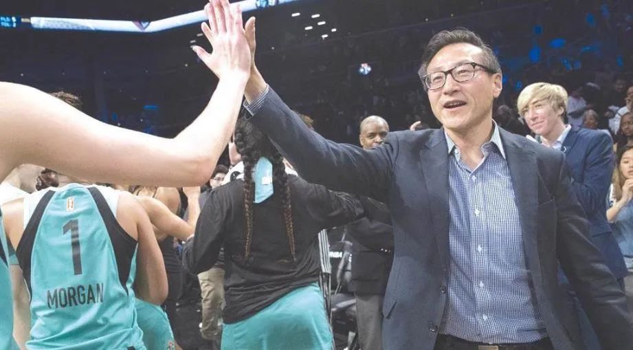 香港第9富豪蔡崇信挨罚50万美元，让球员搭私人包机，好心办错事