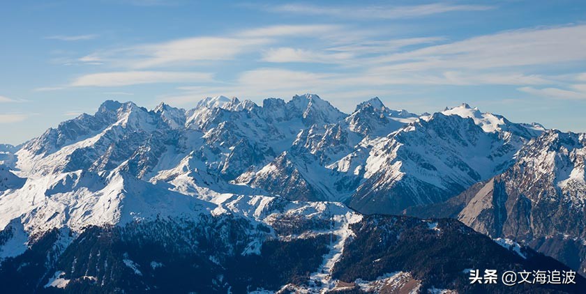 雪山环抱之下风景如画的世外桃源,白雪皑皑之巅