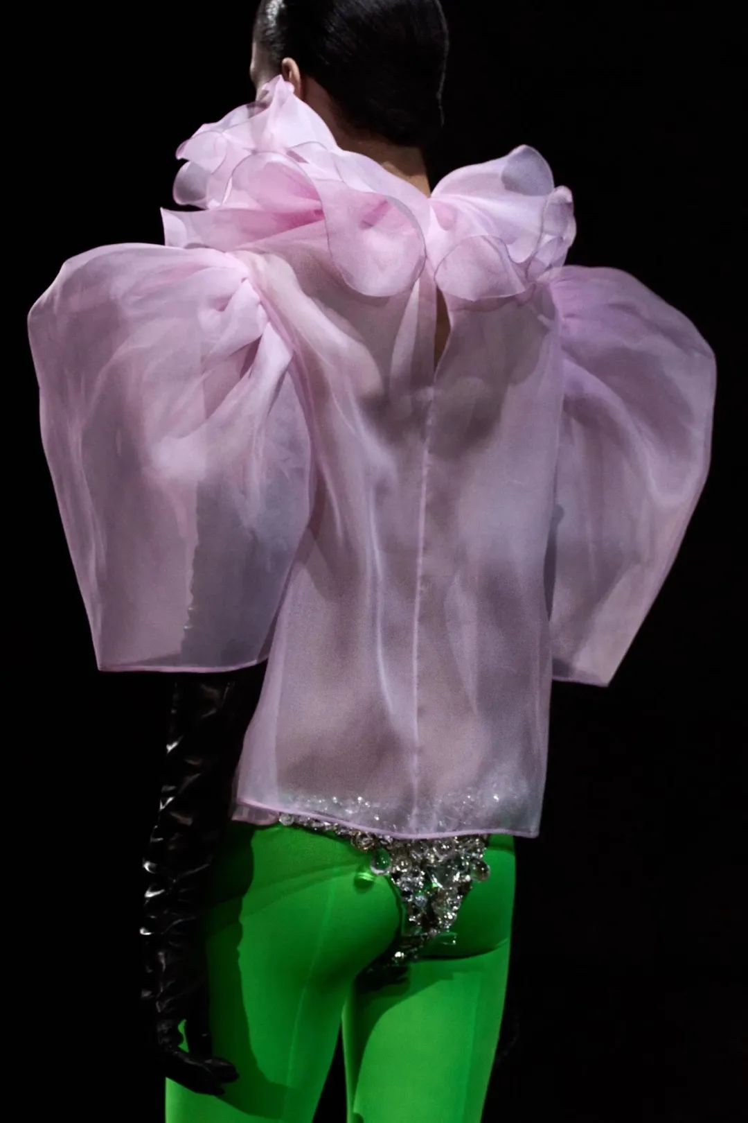 董洁黄色裙子黑色裤子,董洁穿钻石短裤引热议