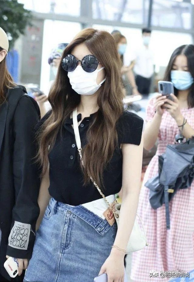 赵露思穿牛仔裤街拍视频,裙子配牛仔裤赵露思