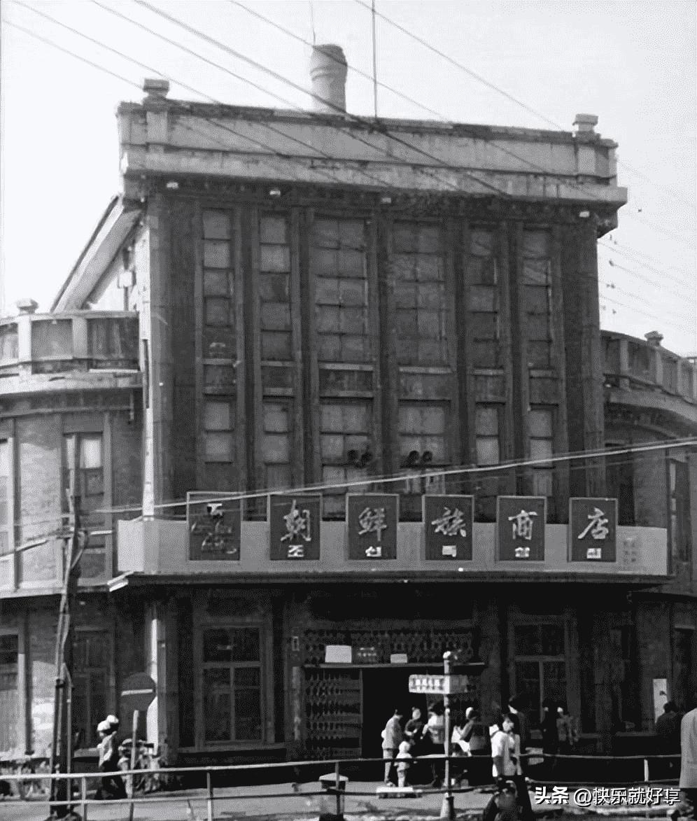 日军*行暴**照片，女子脱衣服让日本人拍摄被*辱侮**致死，惨死野外