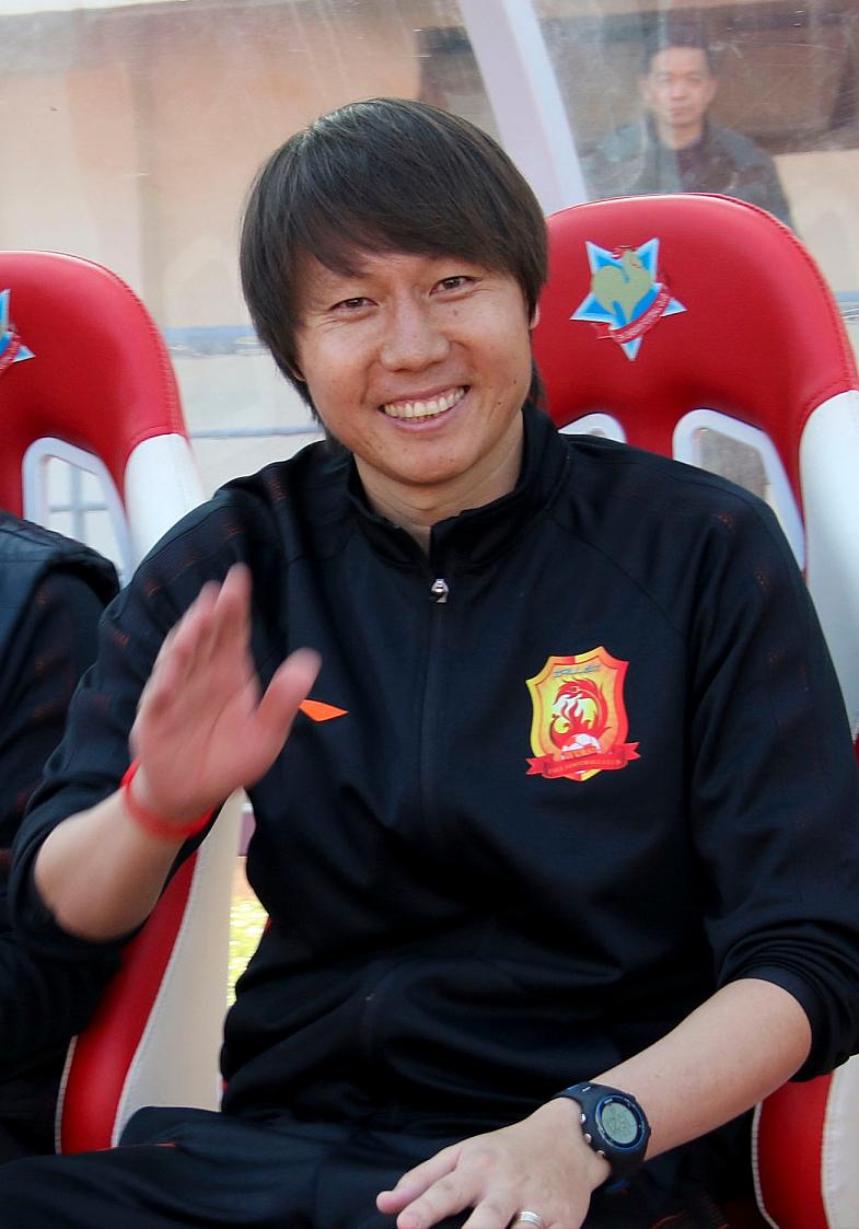 大鱼正在浮出水面,大鱼浮出水面