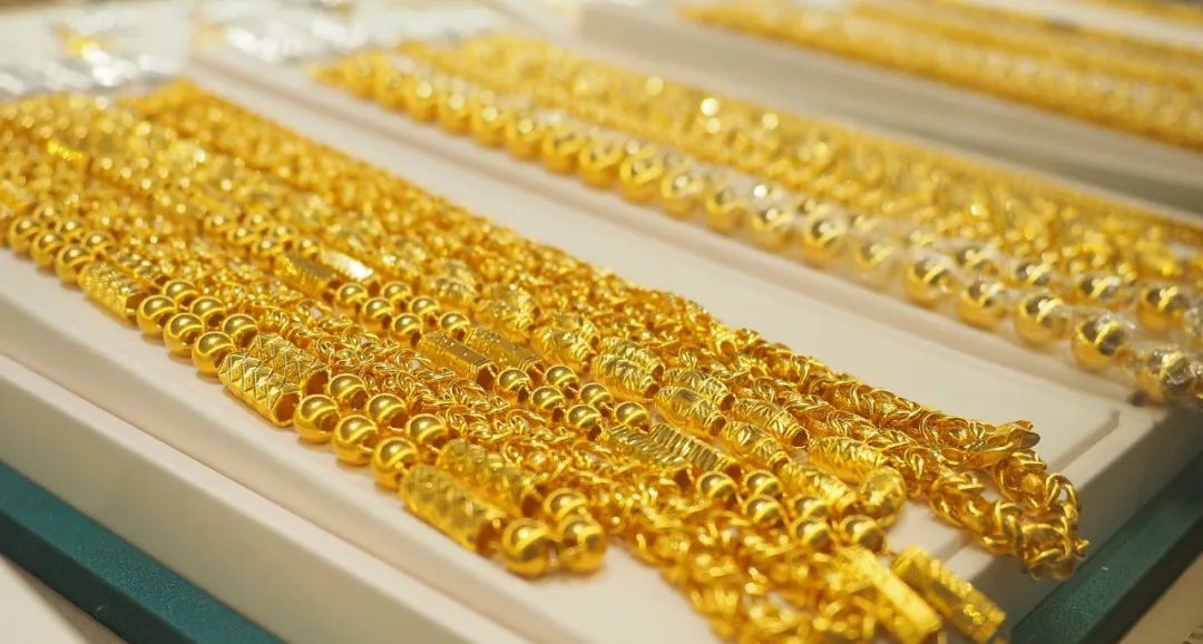 年轻人正在疯狂购买黄金,年轻人掀起淘金热