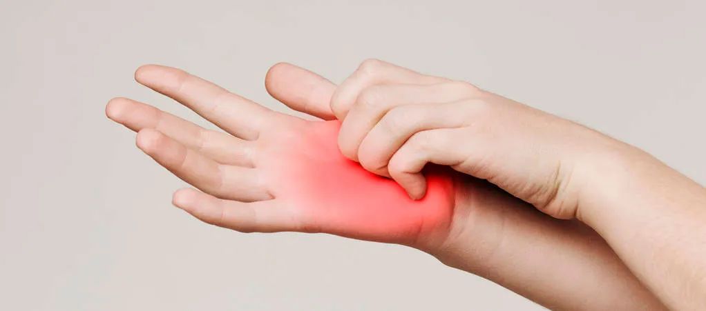 马上停止佩戴这东西，辐射超强会致癌，戴一天等于胸透117次！白送都别要，有的赶紧扔