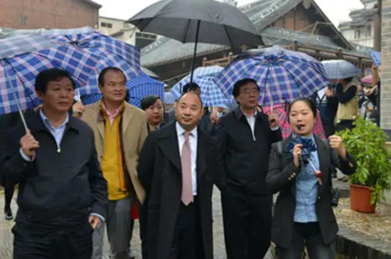 中国前首富4年赚千亿,中国十大千亿隐形富豪图及资料