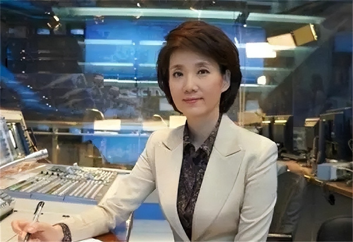 央视90后新闻联播主持人,中央台新闻联播女主持人飙泪