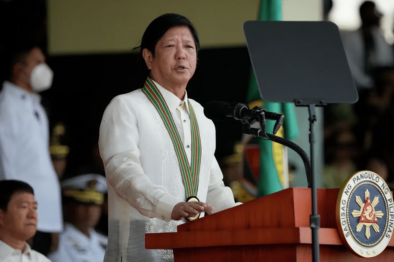 中国海军6艘登陆舰在南海军演,解放军万吨大驱舰艇编队演练