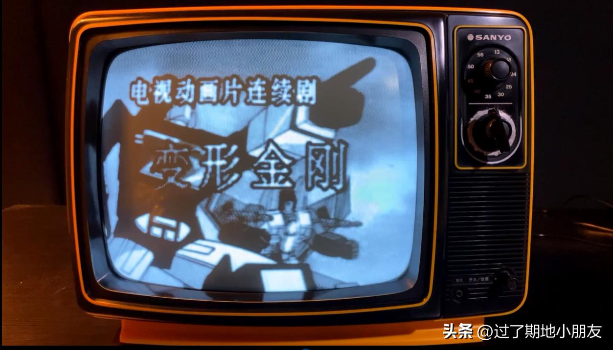 家庭的第一台电视机,家里买了第一台电视机图片