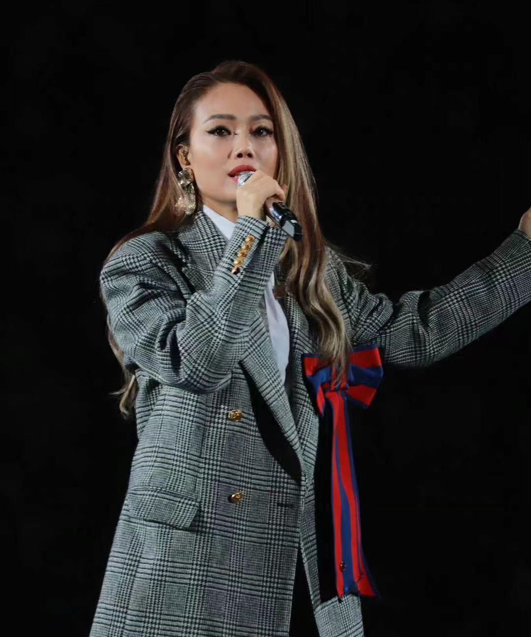 郑欣宜穿婚纱唱歌演唱会,郑欣宜罗文演唱会