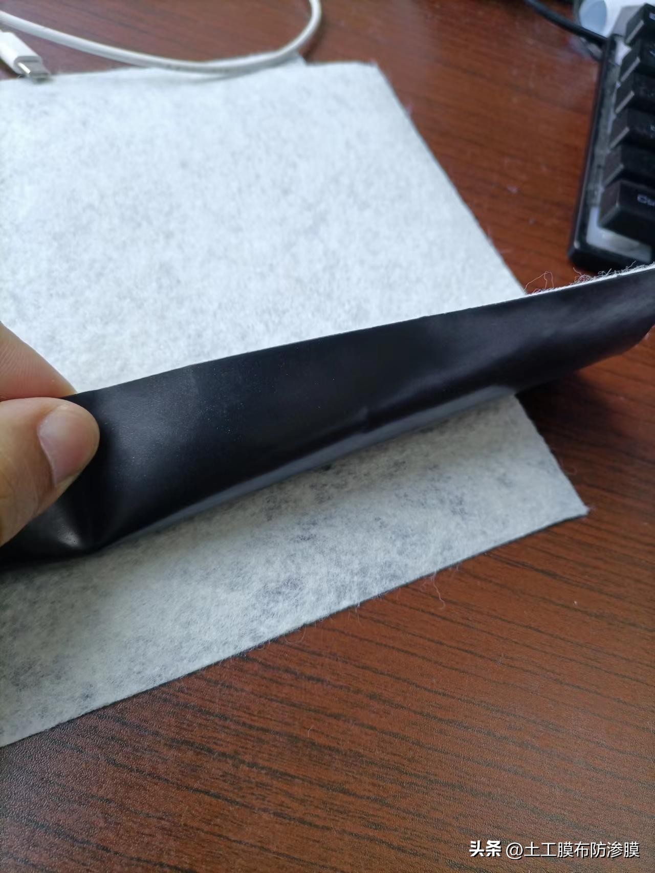 hdpe土工膜跟复合土工膜有啥区别,土工膜和复合土工膜的区别在哪里