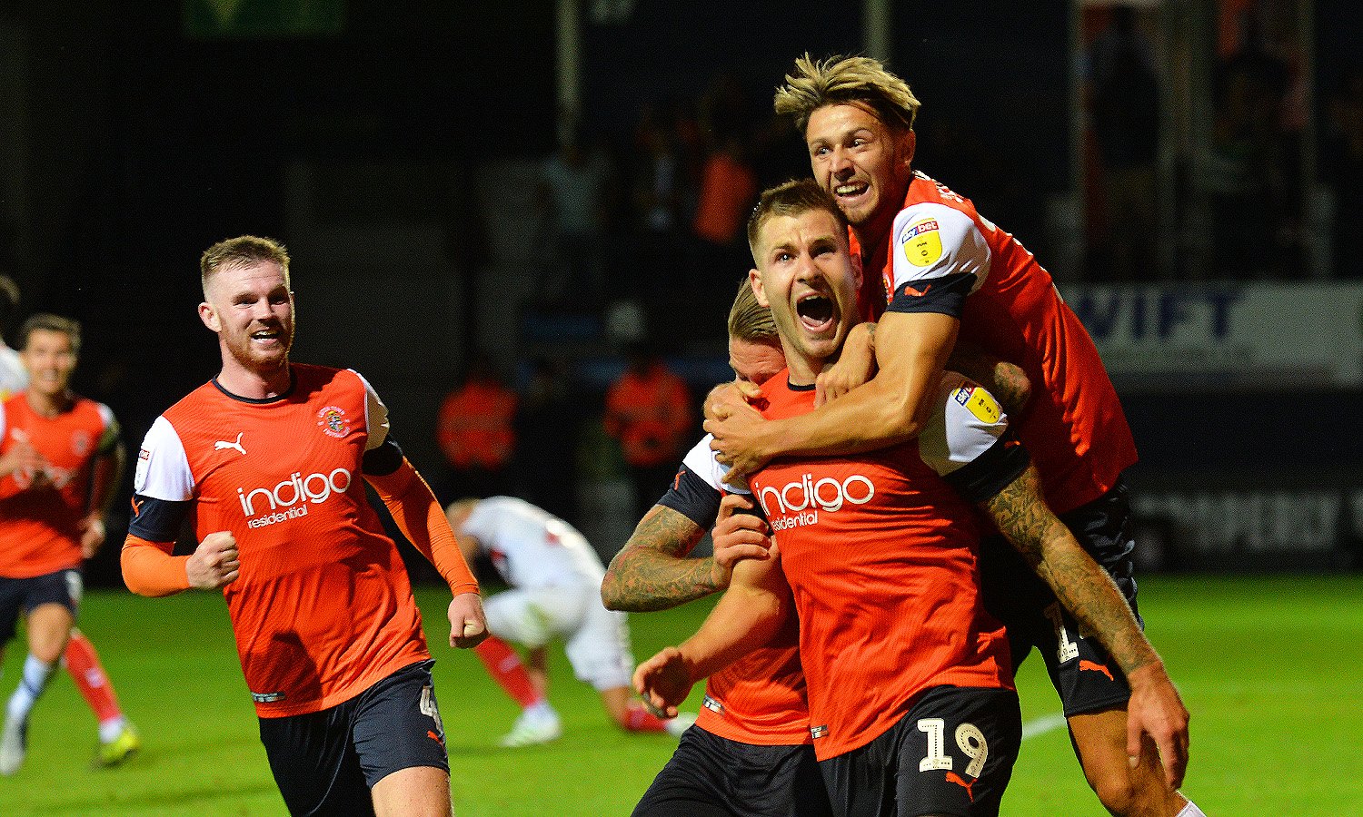 英国百年小球队，投入550万英镑，如今升入英超，如何做到？