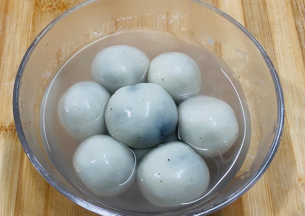 元宵节到底是吃月饼还是吃汤圆,元宵节是吃甜汤圆还是咸汤圆