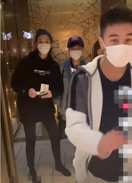 奚梦瑶：母凭子贵嫁豪门，与窦骁绯闻惹争议，她能否坐稳贵妃之路