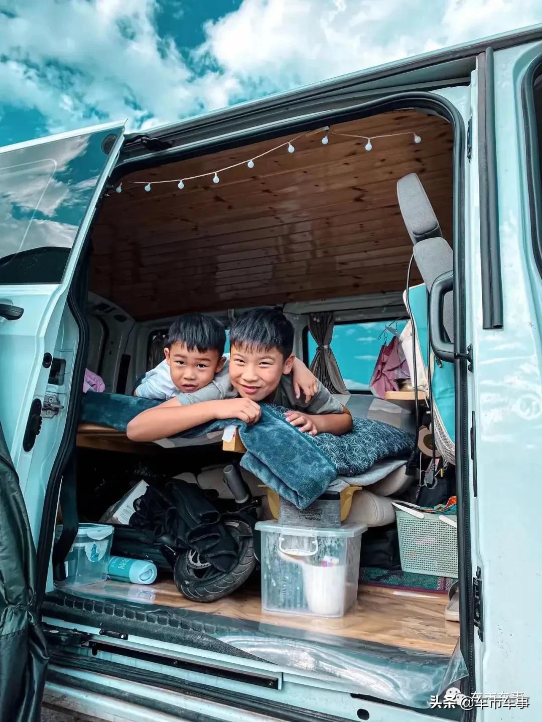 「车生活」他把6座全顺改装成房车，带着妻娃去旅行