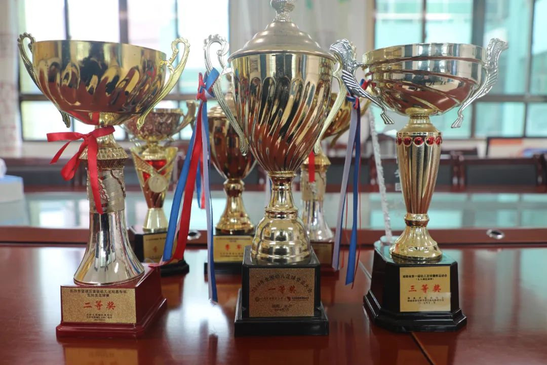 恭喜幼儿园足球比赛得奖,喜讯我校入足球特色示范校