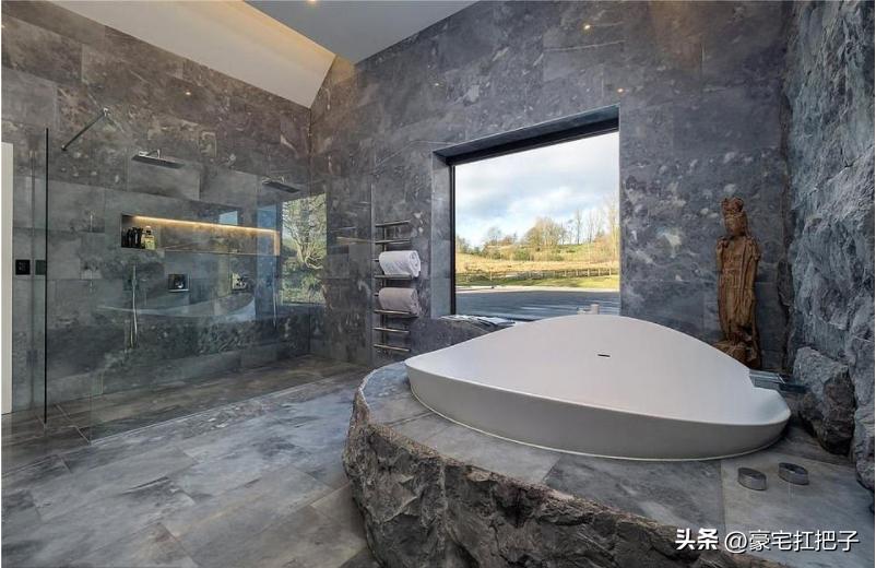 C罗9套豪宅曝光，女友花半小时才走到客厅，车库有超20辆顶级跑车