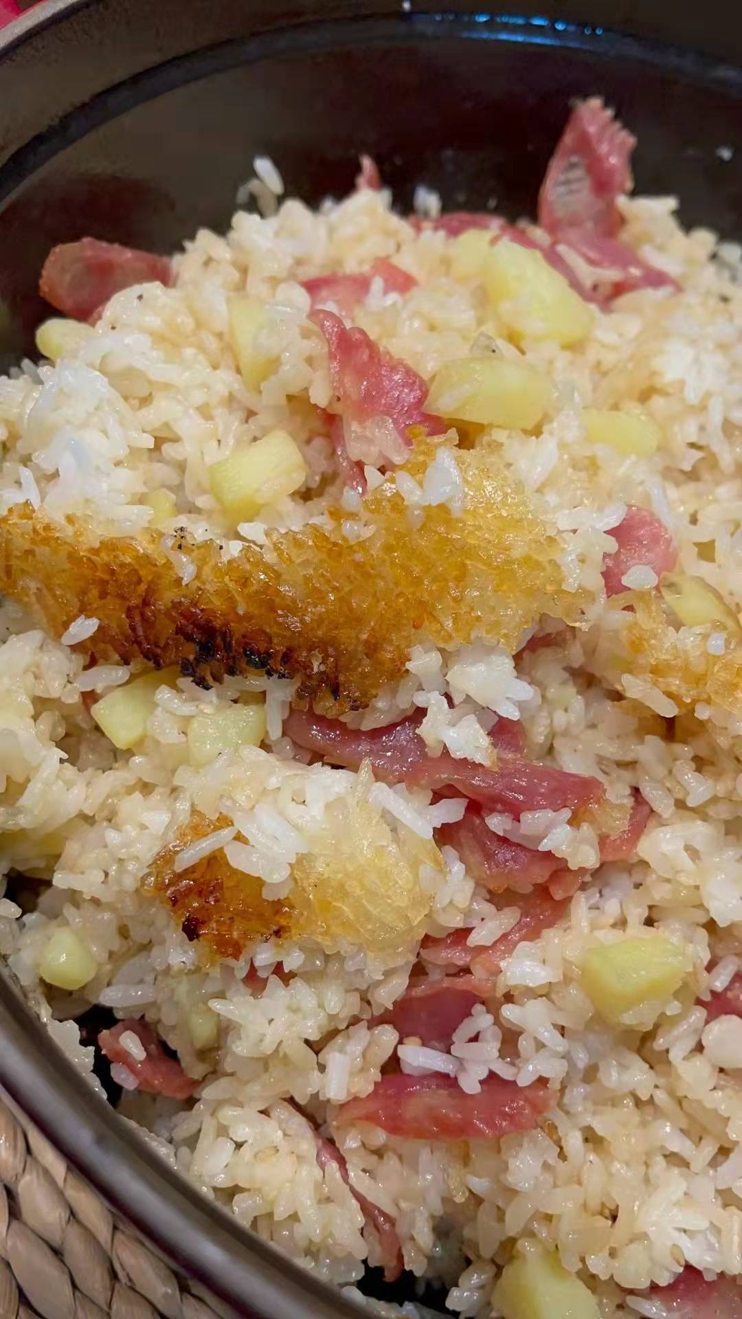 我们跟煲仔饭很相近但我们不是煲仔饭我们是拌饭计划紫砂煲拌饭