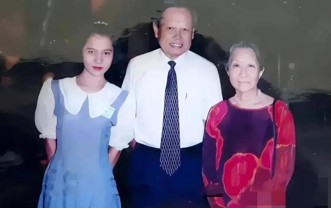 101岁杨振宁翁帆罕见露面,101岁的杨振宁与翁帆