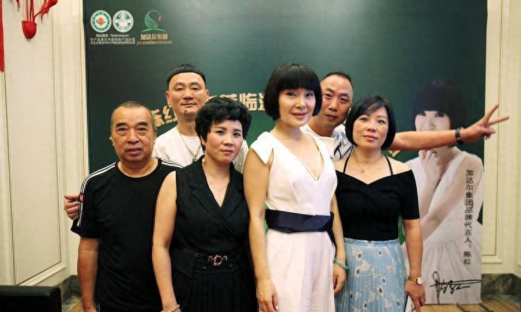 她曾上春晚而红遍全国,她是国家一级演员为丈夫守寡10年