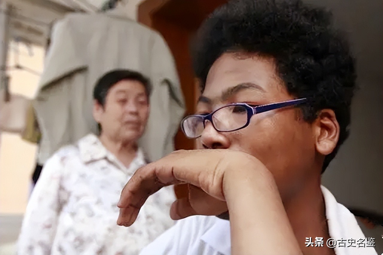 2000年上海阿婆收养黑人弃婴，被子女挥霍250万后，黑人不离不弃