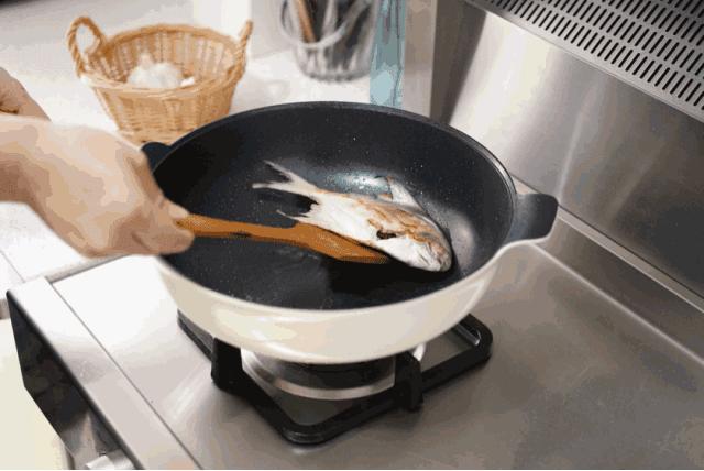 爱仕达不粘锅掉了涂层发黑致癌吗,不粘锅有毒吗会不会掉色