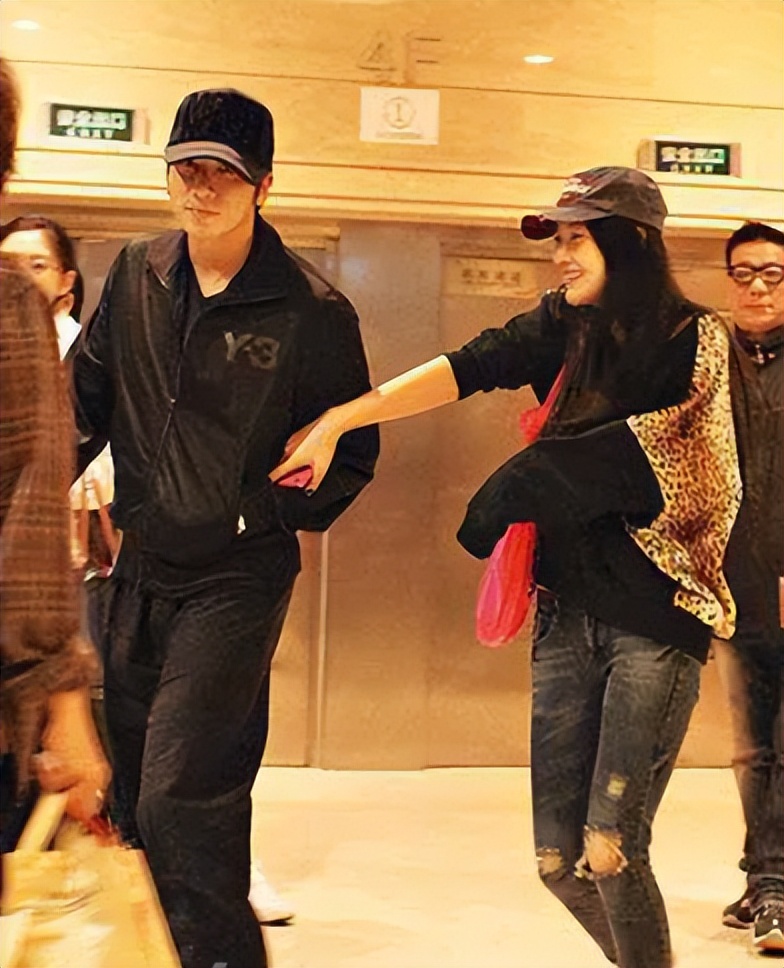 张馨予婚姻困境,张馨予与何捷结婚后宛如贤妻良母