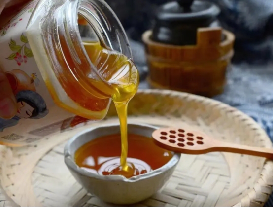 矿泉水瓶辨别蜂蜜真假可靠吗,加热鉴定蜂蜜的方法是真的吗