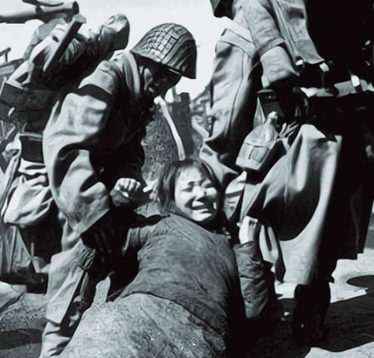 日军兽行照片:当着父亲的面玷污他女儿,临走还残忍割下妻子乳房