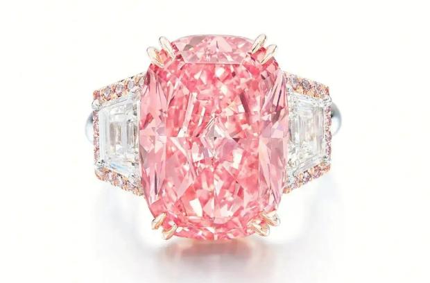 何超莲大婚赌王家族有多少人出席,何超莲婚戒是窦骁买的吗